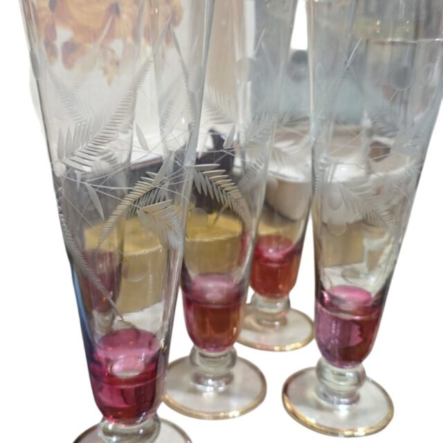 Antigas tulipas de cristal com belas lapidações vegetalistas e filetes de ouro (valor unitário)