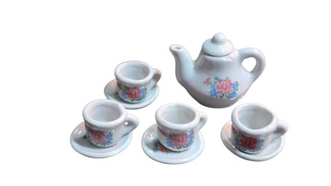 Conjunto em miniatura de porcelana