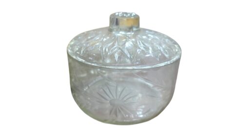 Antiga bomboniere com lapidações florais