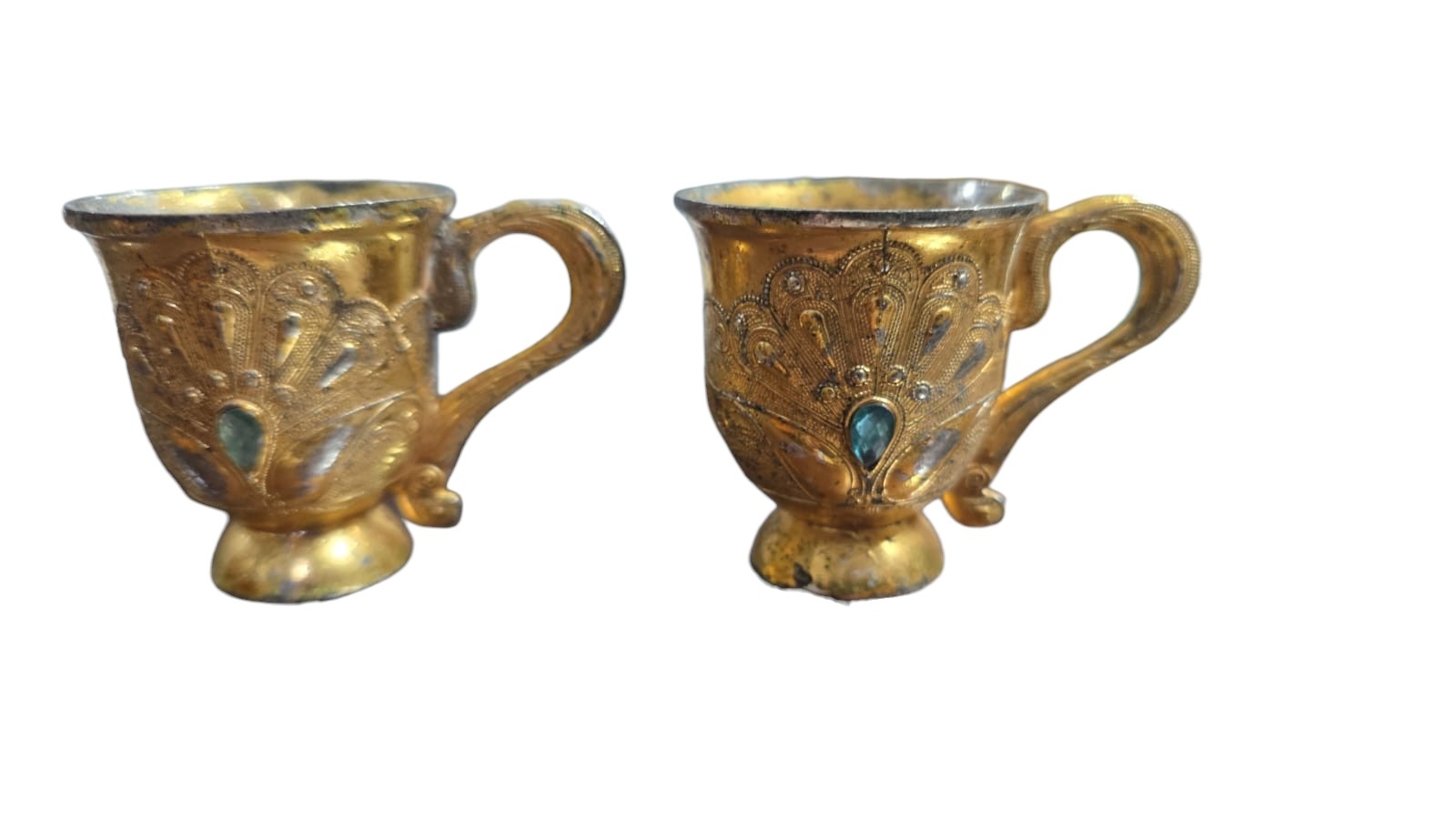 Antigas canecas em dourado metal