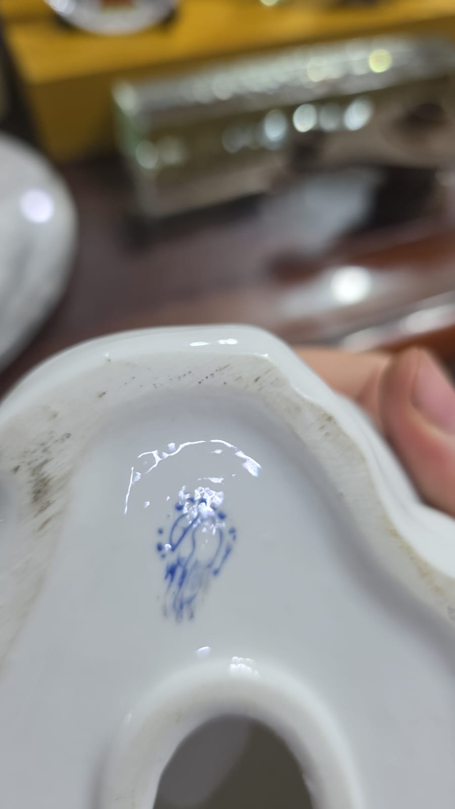 Escultura de gatinho de porcelana, com dourações - Imagem 4