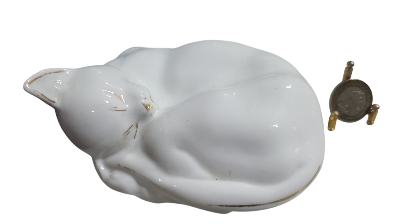 Escultura de gatinho de porcelana, com dourações