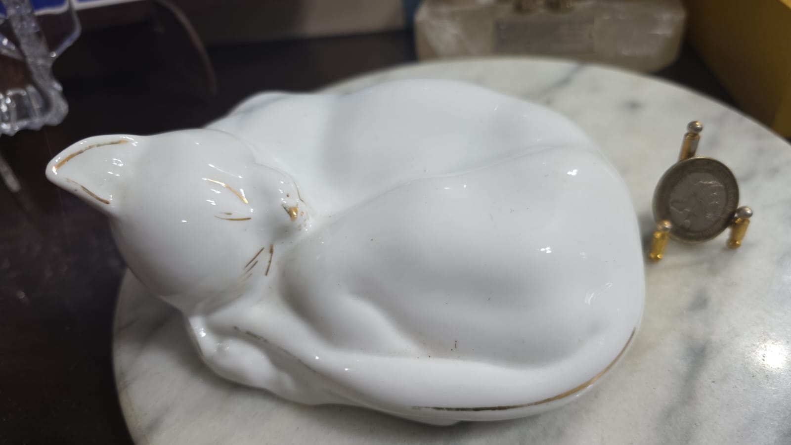 Escultura de gatinho de porcelana, com dourações - Imagem 2
