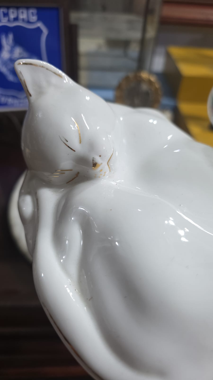 Escultura de gatinho de porcelana, com dourações - Imagem 3