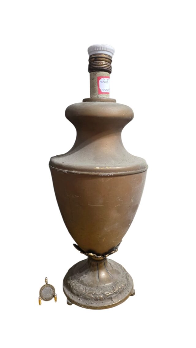 Abajur antigo com corpo de metal dourado e rica base em bronze trabalhado