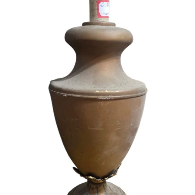 Abajur antigo com corpo de metal dourado e rica base em bronze trabalhado