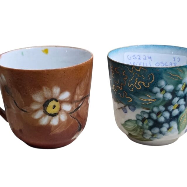 Par de xícara de café em porcelana Steatita com rico motivos florais pintados à mão