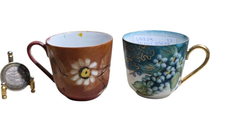 Par de xícara de café em porcelana Steatita com rico motivos florais pintados à mão