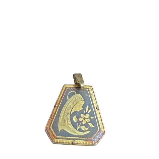 Pingente espanhol com arte sacra damasquinada, o ouro de Toledo