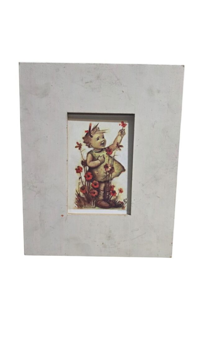 Quadro com figura infantil e moldura de madeira