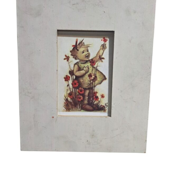 Quadro com figura infantil e moldura de madeira
