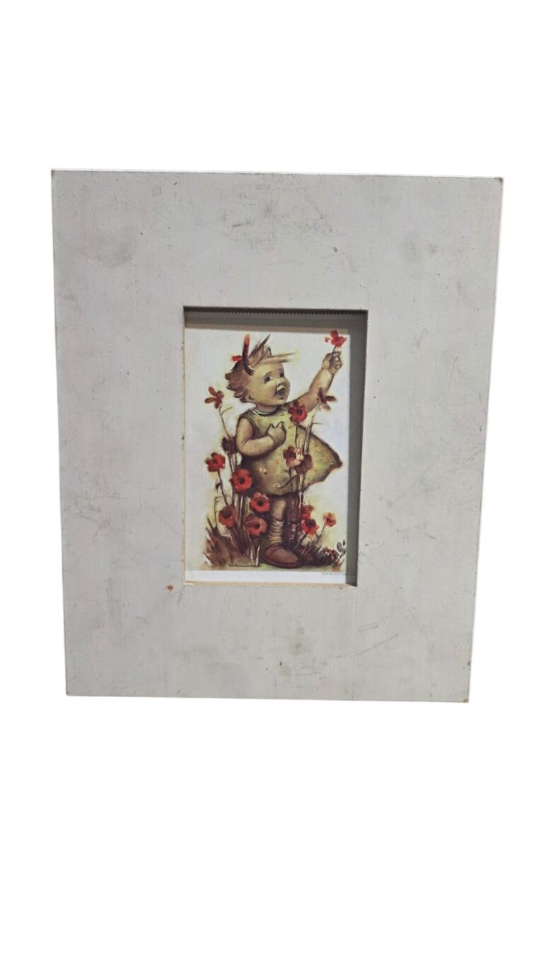 Quadro com figura infantil e moldura de madeira