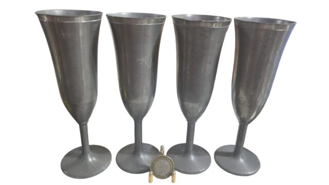 Elegantes taças em estanho. (valor unitário)