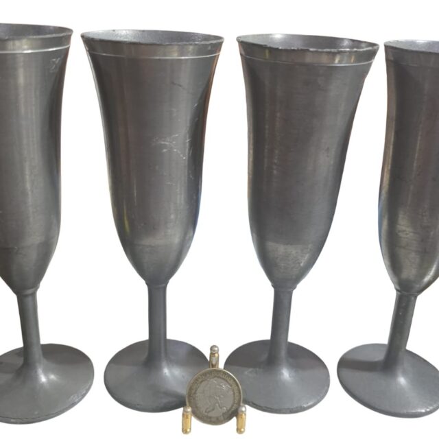 Elegantes taças em estanho. (valor unitário)