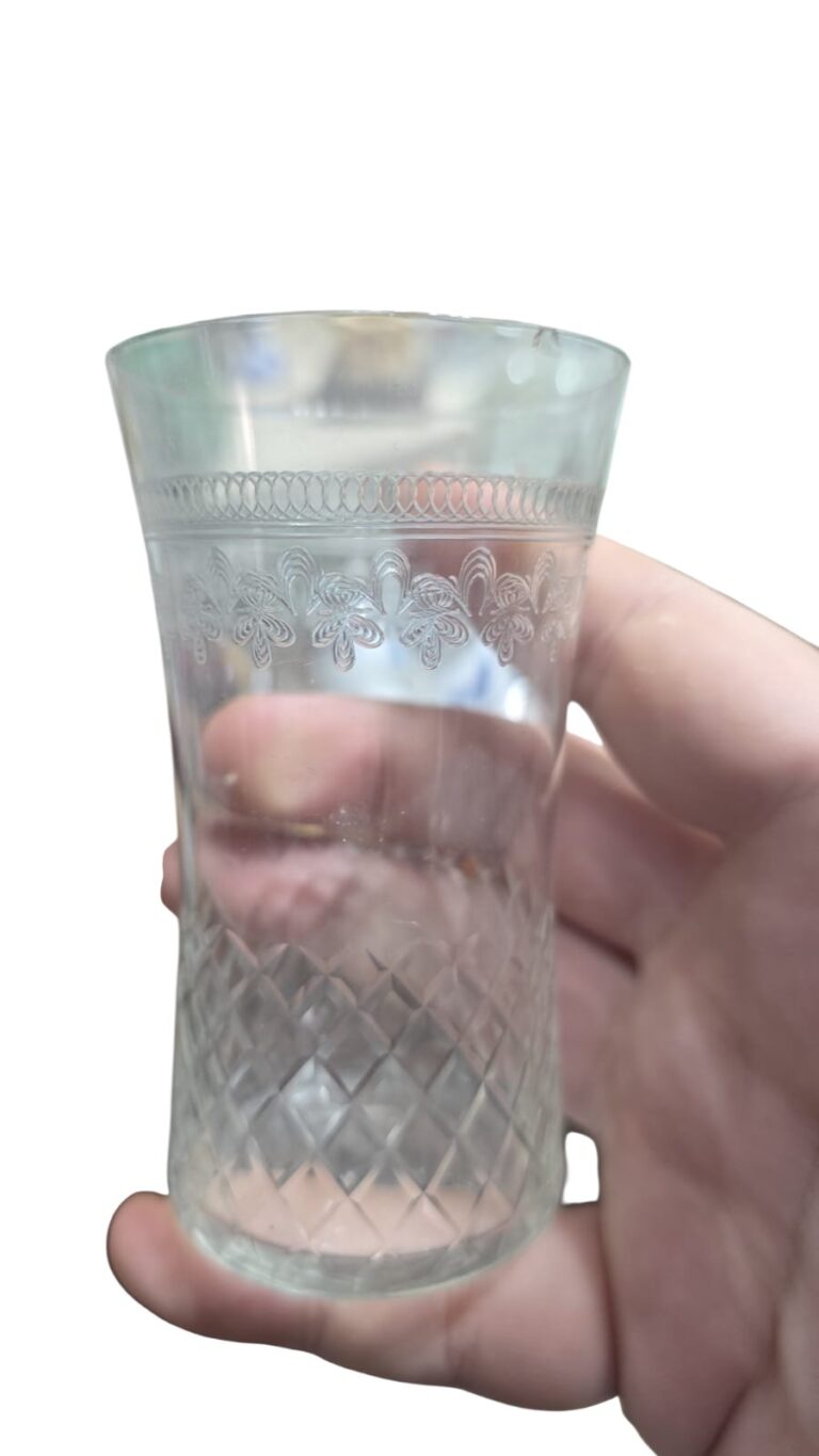 Belo copo de cristal ou floreira