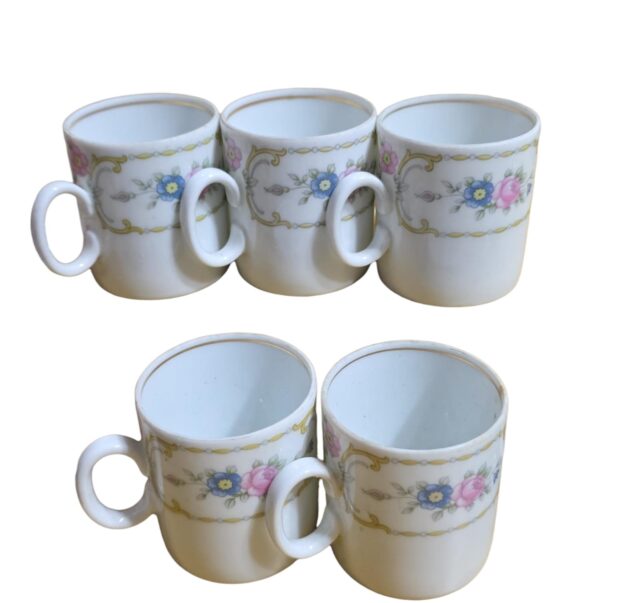 Belas xícaras de porcelana Renner, motivos florais e filetes de ouro. (valor unitário)