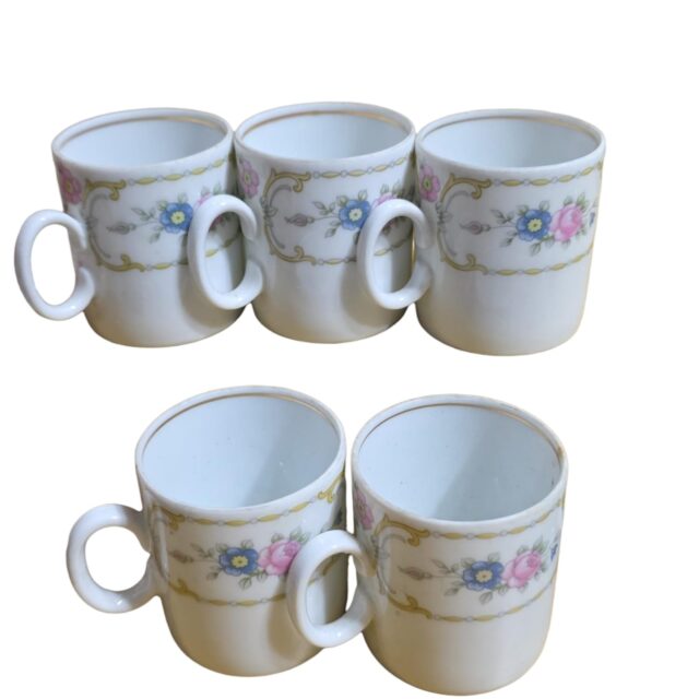 Belas xícaras de porcelana Renner, motivos florais e filetes de ouro. (valor unitário)