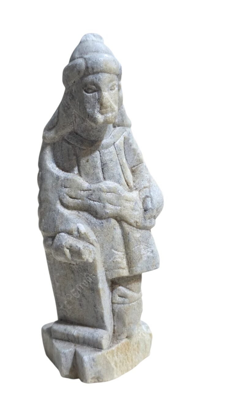 Escultura de Aleijadinho esculpido em pedra