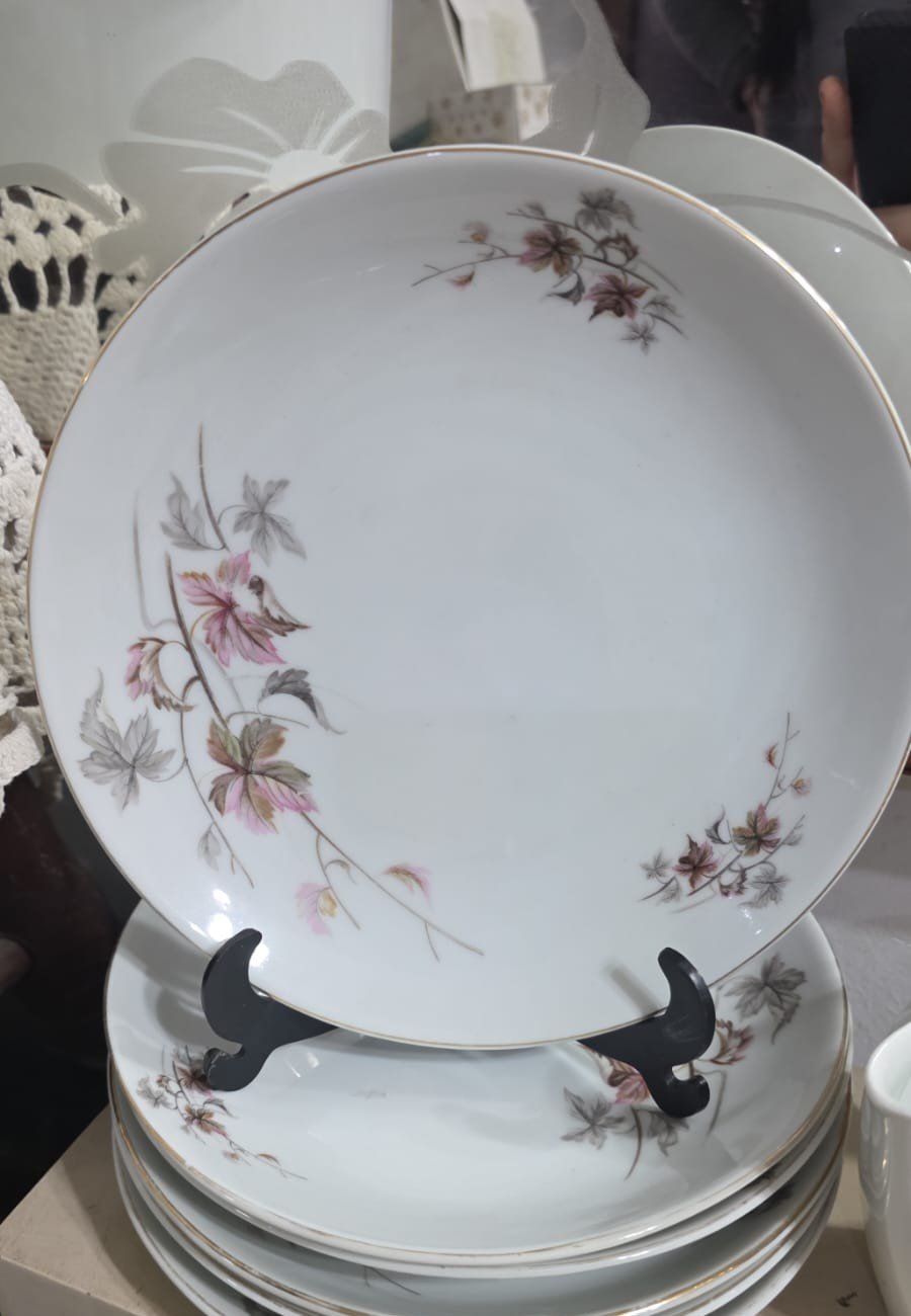 Pratos de sobremesa porcelana Steatita, motivos florais. (valor unitário) - Imagem 2