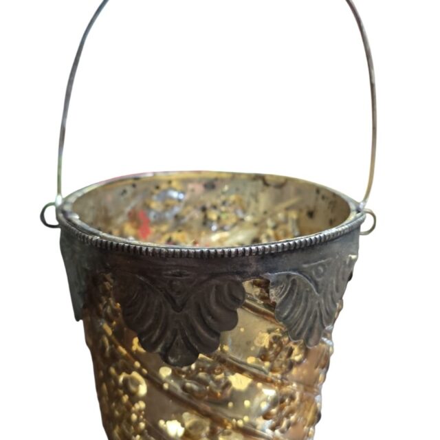 Vaso de vidro e metal
