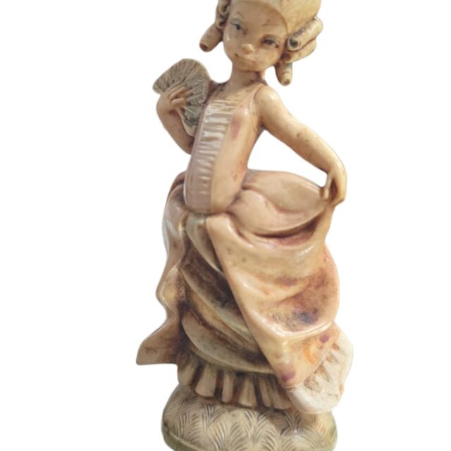 Escultura italiana representando dama da época