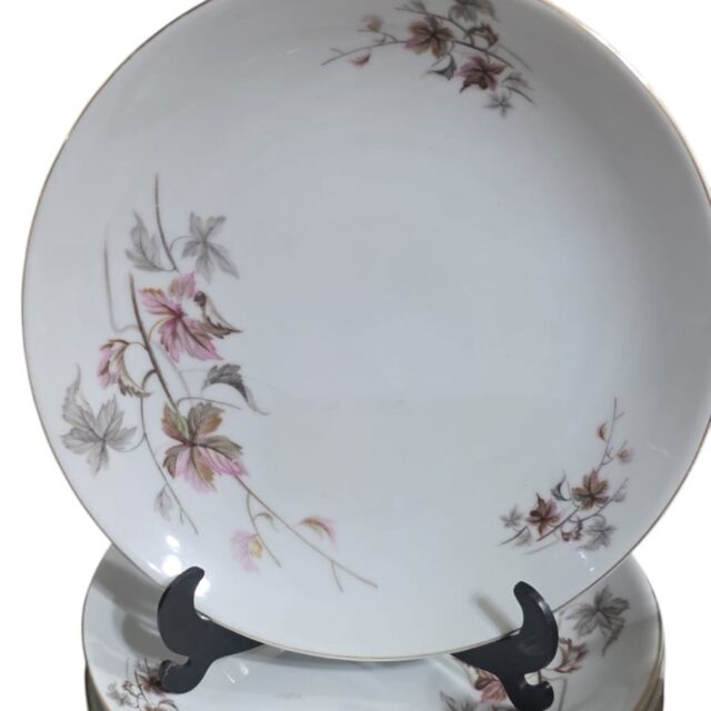 Pratos de sobremesa porcelana Steatita, motivos florais. (valor unitário)
