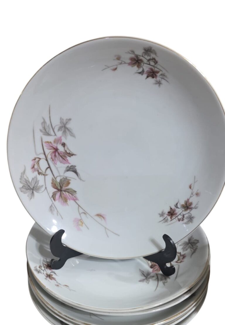 Pratos de sobremesa porcelana Steatita, motivos florais. (valor unitário)