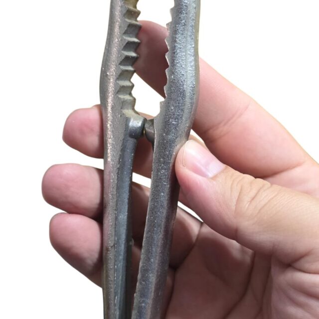 Antigo quebra nozes em metal