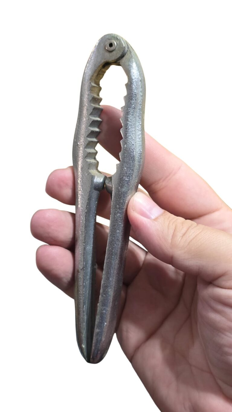 Antigo quebra nozes em metal