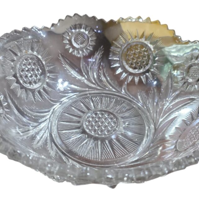 Elegante centro de mesa em cristal lavrado com motivos florais