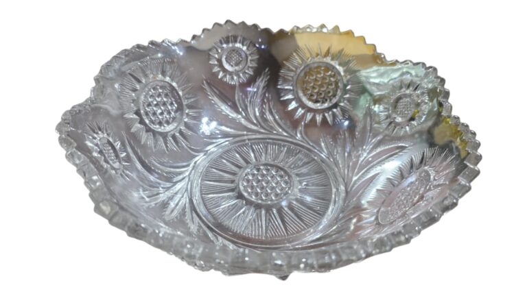 Elegante centro de mesa em cristal lavrado com motivos florais