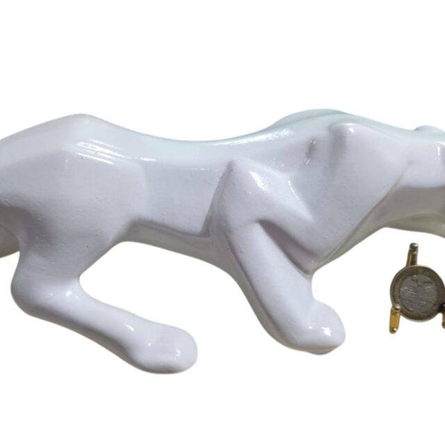 Bela escultura em cerâmica esmaltada representando pantera em posição de caça