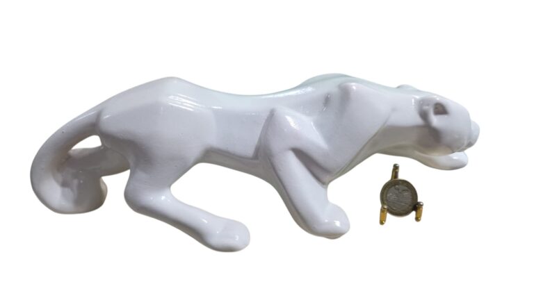 Bela escultura em cerâmica esmaltada representando pantera em posição de caça