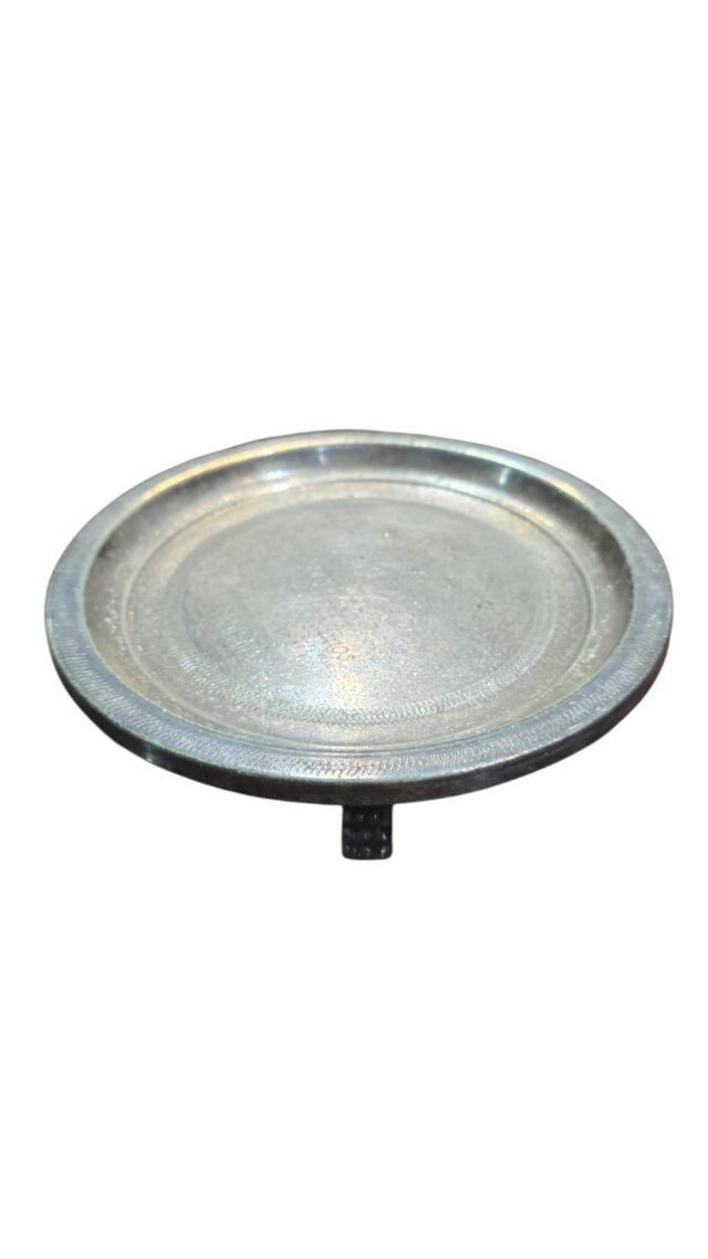 Antigo porta garrafa espessurado a prata, trípode, patas de leão