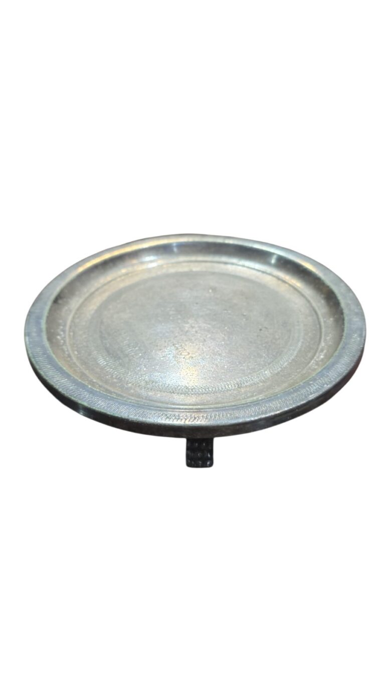 Antigo porta garrafa espessurado a prata, trípode, patas de leão