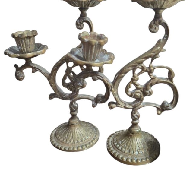 Candelabros de bronze para duas velas. (valor unitário)