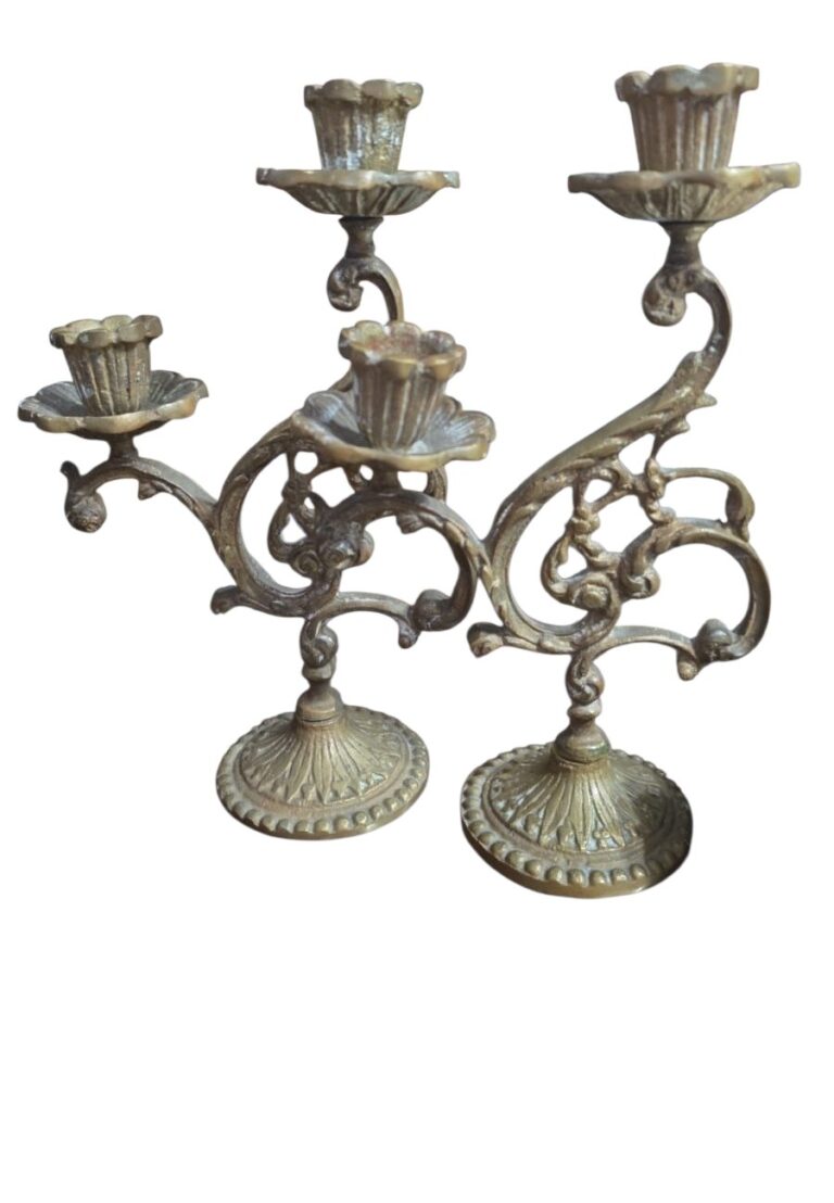 Candelabros de bronze para duas velas. (valor unitário)