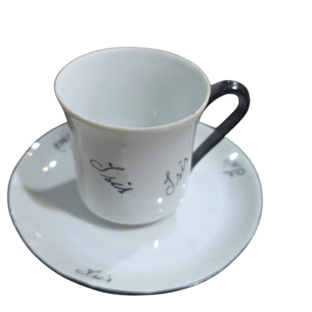 Xícara de café com nome Isis