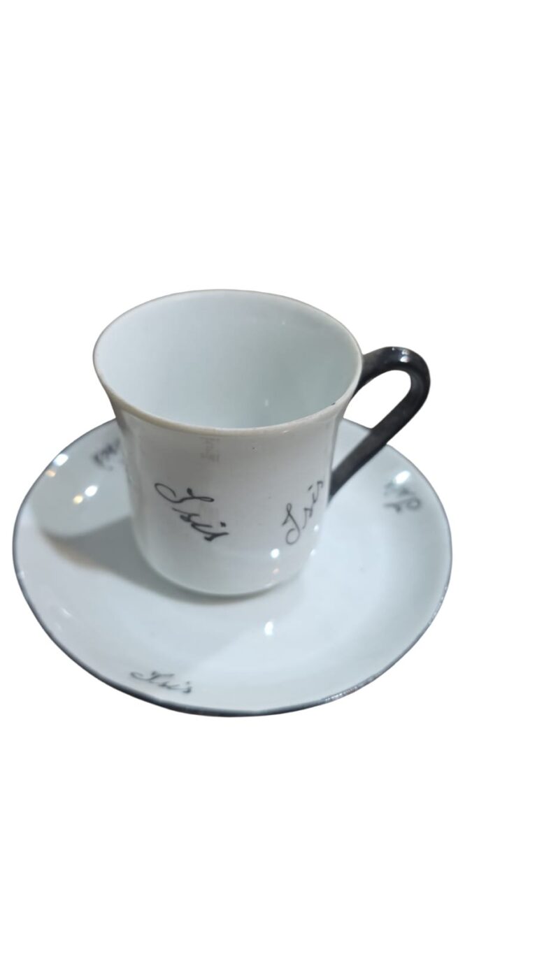 Xícara de café com nome Isis