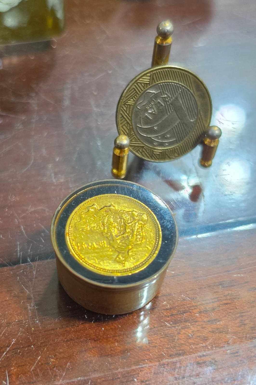 Antigo potiche com moeda antiga - Imagem 2