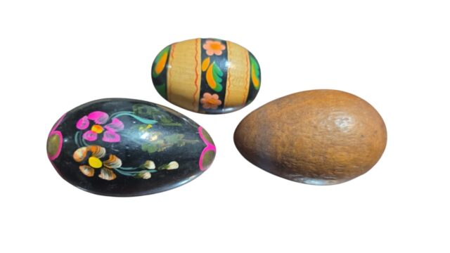 Trio de ovos de madeira, feitos a mão