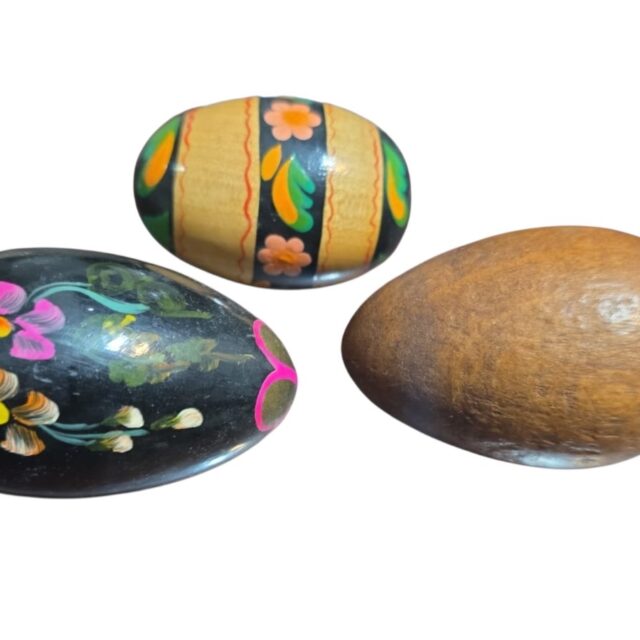 Trio de ovos de madeira, feitos a mão