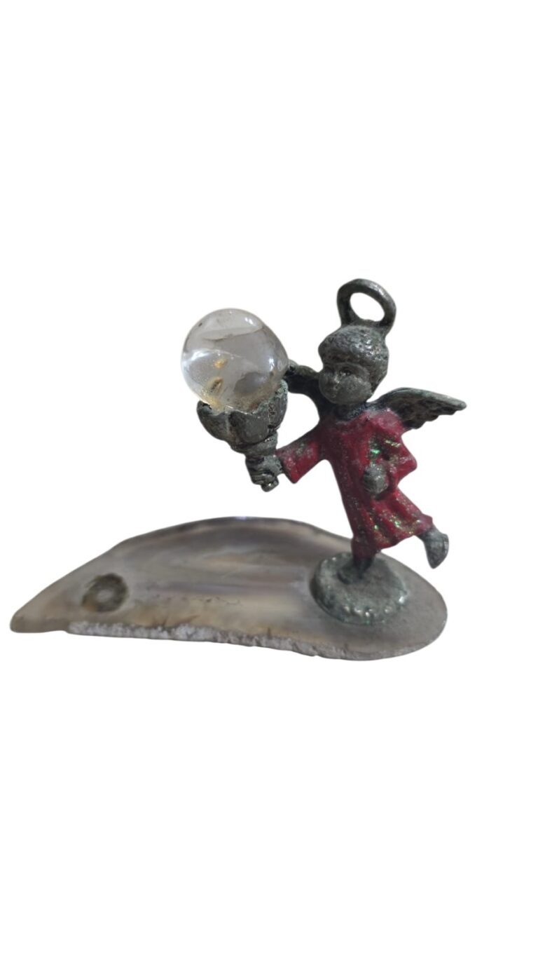 Anjinho de metal e pedra