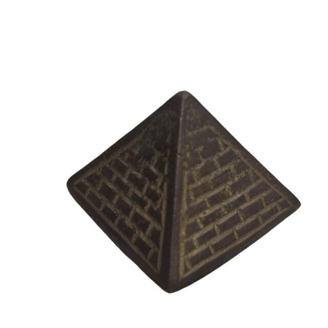 Pirâmide em metal
