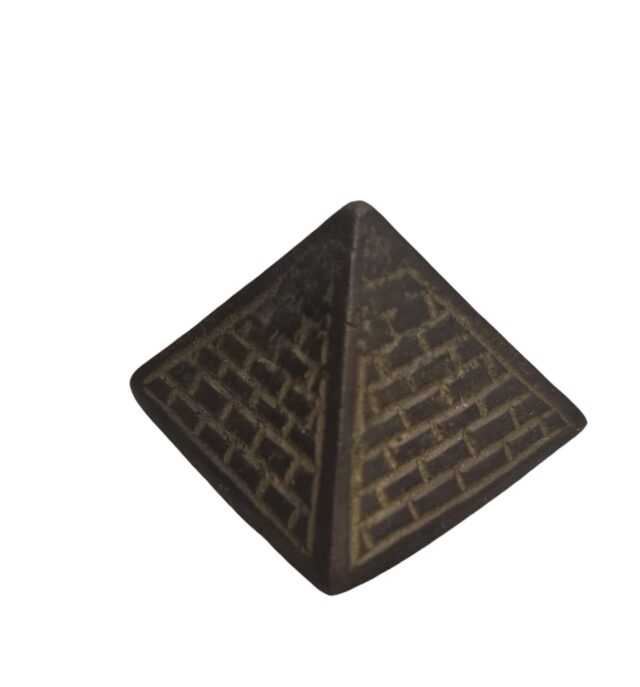 Pirâmide em metal