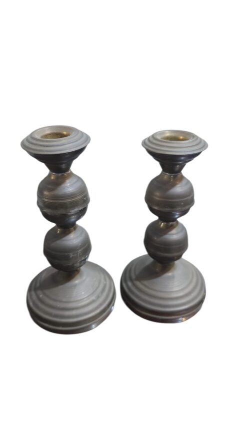 Par de belos castiçais em dourado metal