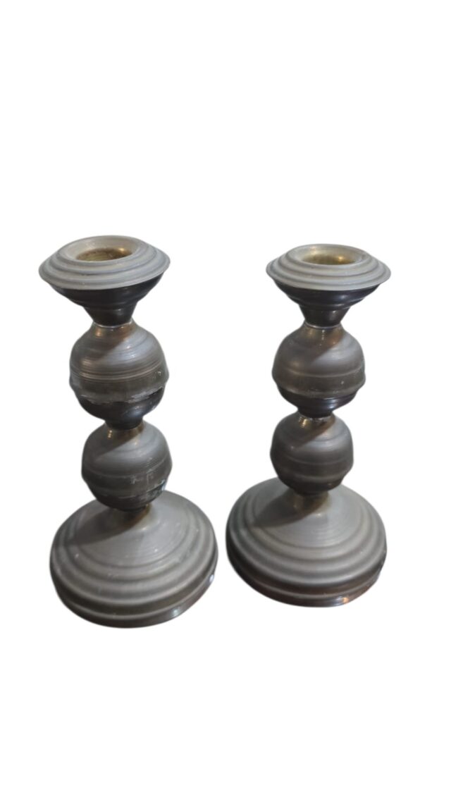Par de belos castiçais em dourado metal
