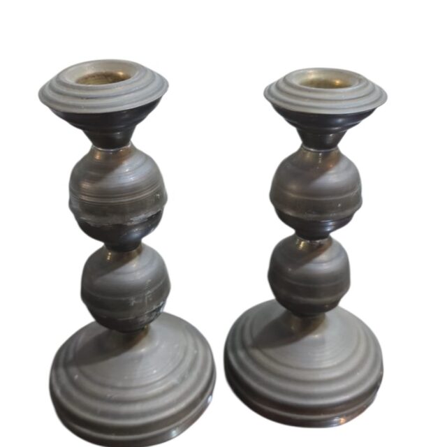 Par de belos castiçais em dourado metal