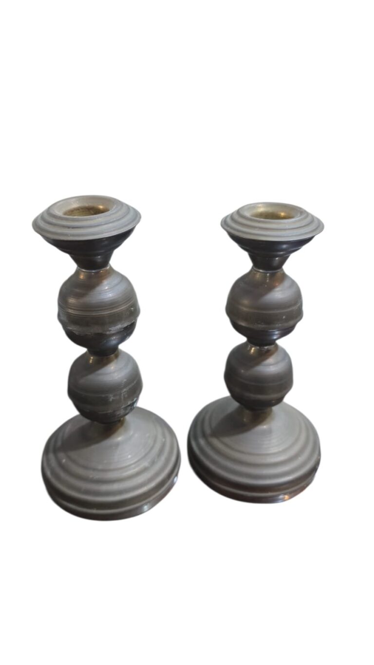 Par de belos castiçais em dourado metal