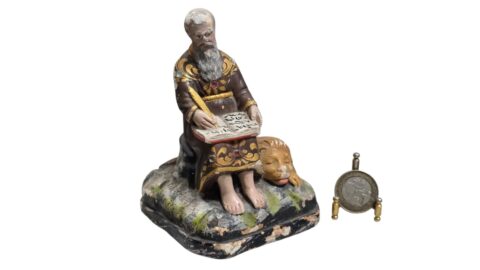 Pequena escultura de arte sacra em estuque e gesso policromado